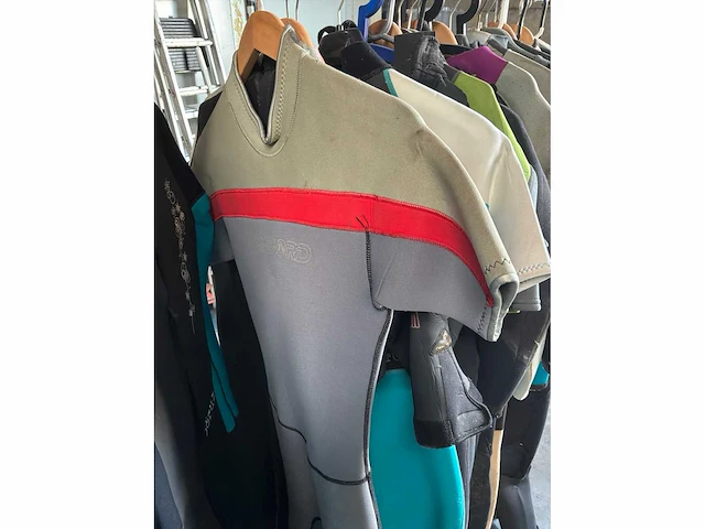 Diverse surfpakken en shirts (30x) - afbeelding 10 van  10