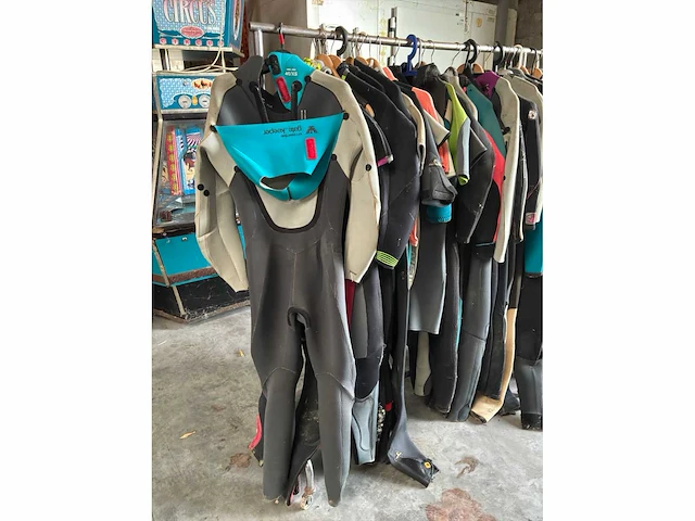 Diverse surfpakken en shirts (30x) - afbeelding 3 van  10