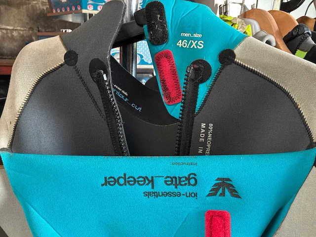 Diverse surfpakken en shirts (30x) - afbeelding 4 van  10