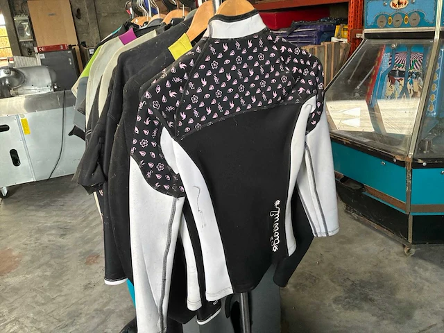 Diverse surfpakken en shirts (30x) - afbeelding 7 van  10