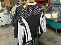 Diverse surfpakken en shirts (30x) - afbeelding 7 van  10