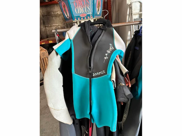 Diverse surfpakken en shirts (30x) - afbeelding 9 van  10