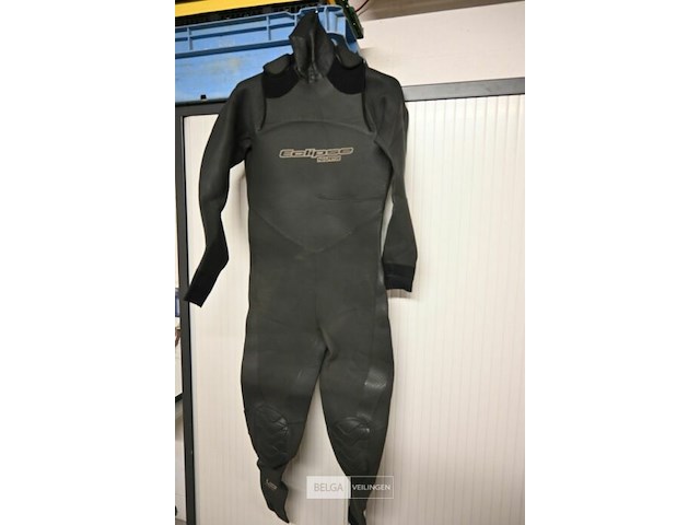 Diverse surfpakken - afbeelding 1 van  4