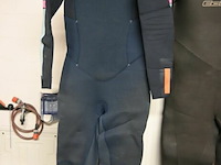 Diverse surfpakken - afbeelding 2 van  4