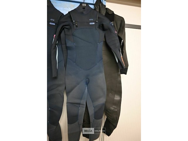 Diverse surfpakken - afbeelding 3 van  4