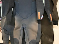 Diverse surfpakken - afbeelding 4 van  4