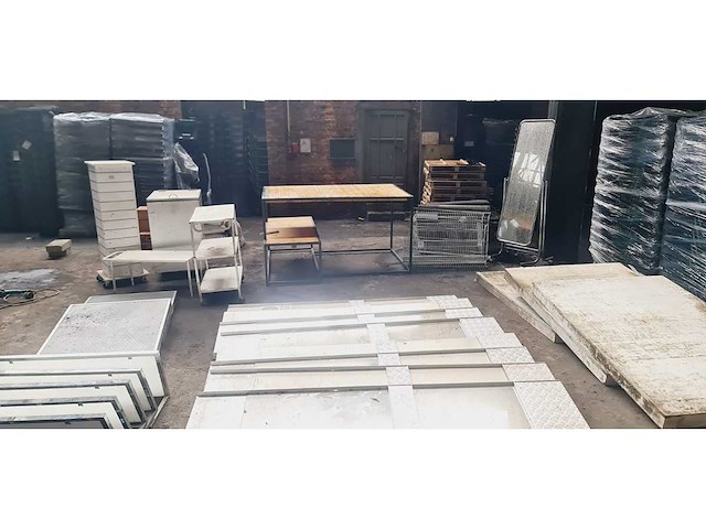 Diverse tafels en planken - afbeelding 1 van  17