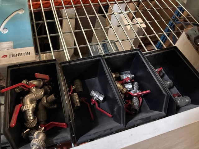 Diverse toebehoren badkamer en sanitair - afbeelding 15 van  25