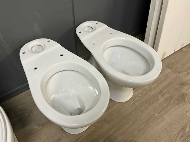 Diverse toiletten (3x) - afbeelding 5 van  5