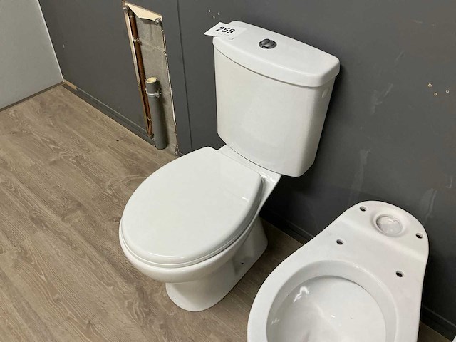 Diverse toiletten (3x) - afbeelding 2 van  5