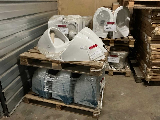 Diverse toiletten en urinoirs (26x) - afbeelding 1 van  8
