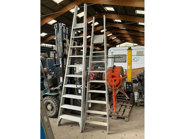 Diverse trapladders (2x) - afbeelding 1 van  7