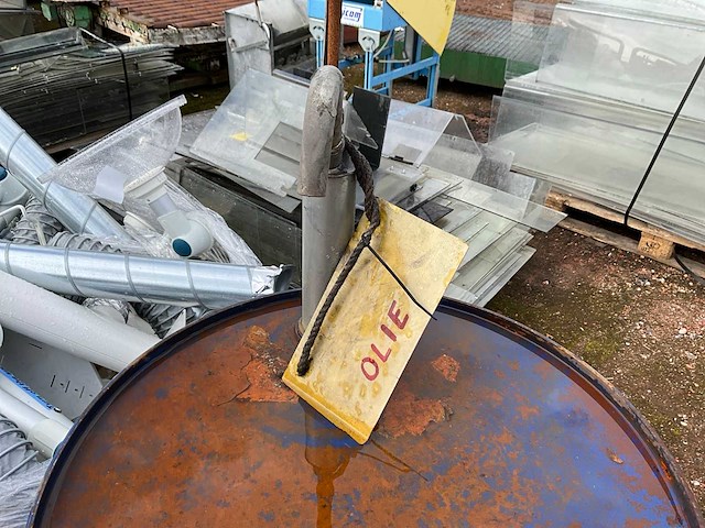 Diverse vaten olie (4x) - afbeelding 8 van  9