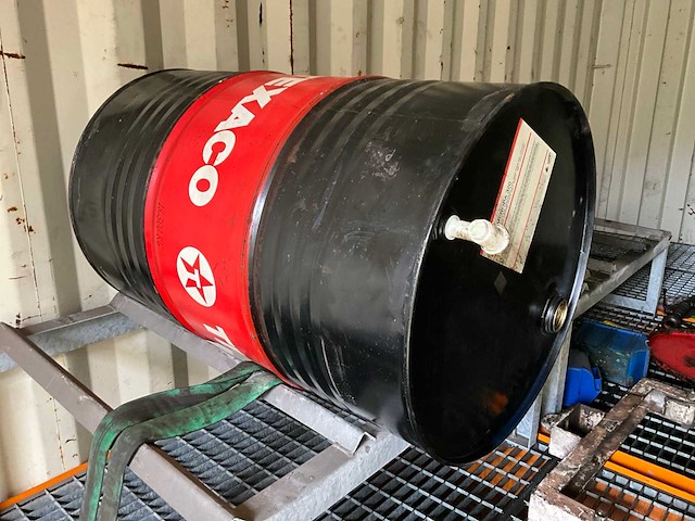 Diverse vaten olie (4x) - afbeelding 1 van  8