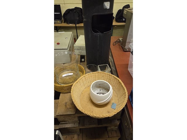 Diverse vazen en manden - afbeelding 1 van  2