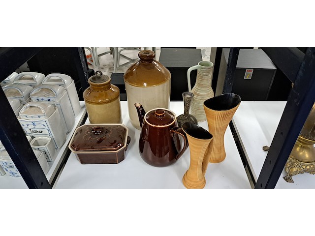 Diverse vazen en potten - afbeelding 1 van  1