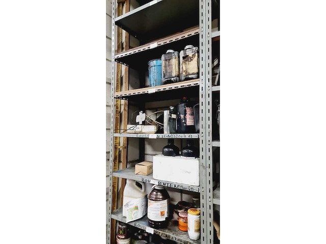 Diverse verfartikelen en verfpotten - afbeelding 2 van  4