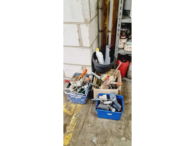 Diverse verfartikelen en verfpotten - afbeelding 3 van  4