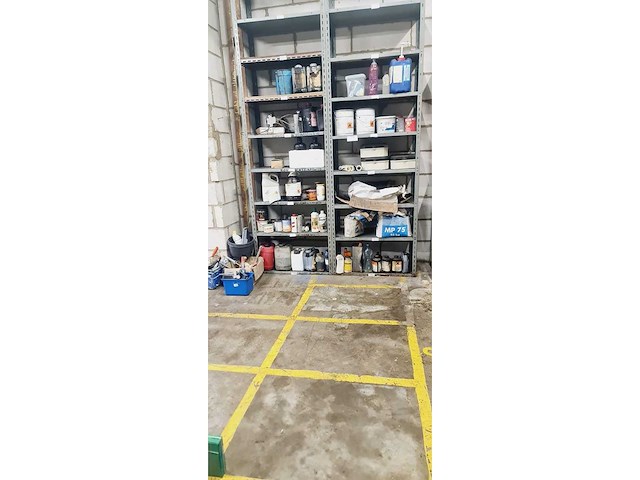 Diverse verfartikelen en verfpotten - afbeelding 4 van  4