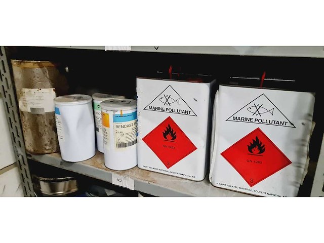 Diverse verfartikelen en verfpotten - afbeelding 1 van  3