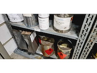 Diverse verfartikelen en verfpotten - afbeelding 2 van  3