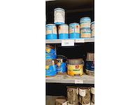 Diverse verfartikelen en verfpotten - afbeelding 2 van  2