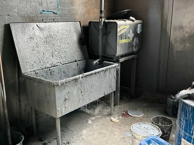 Diverse verfmengbenodigdheden - afbeelding 1 van  10