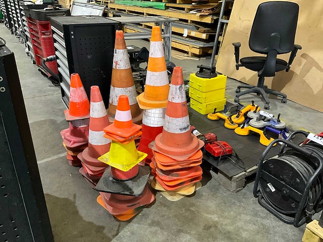 Diverse verkeerskegels (30x) - afbeelding 1 van  2