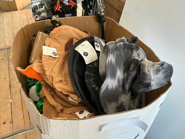 Diverse verkleedkledij en toebehoren (375x) - afbeelding 19 van  27