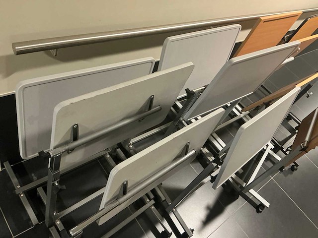 Diverse verrijdbare kanteltafels (13x) - afbeelding 2 van  4