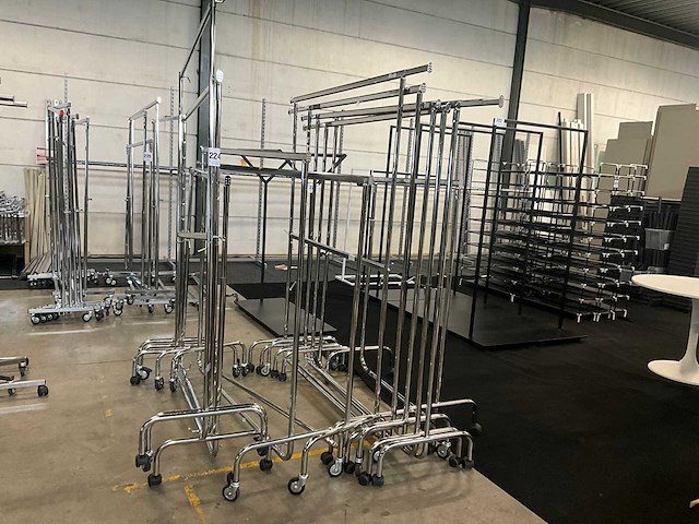 Diverse verrijdbare rvs kledingrekken (10x) - afbeelding 1 van  8