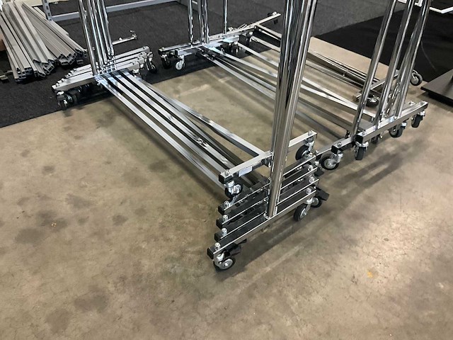 Diverse verrijdbare rvs kledingrekken (10x) - afbeelding 4 van  9