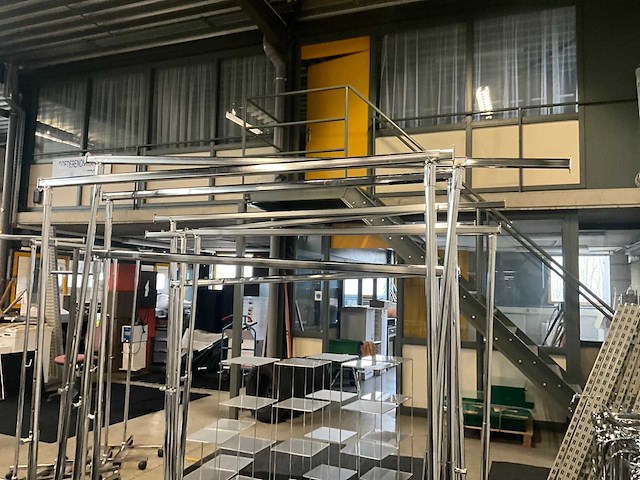 Diverse verrijdbare rvs kledingrekken (10x) - afbeelding 9 van  9