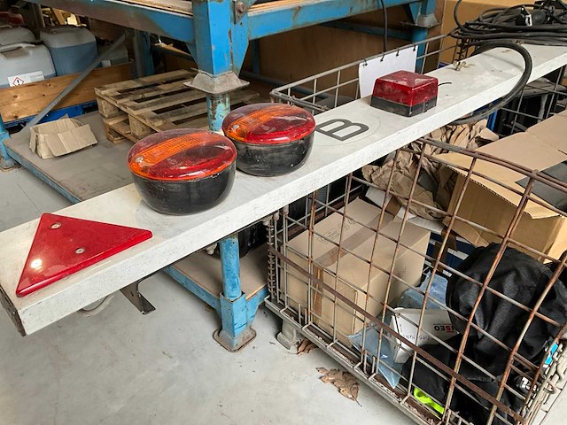 Diverse vrachtwagen onderdelen - afbeelding 3 van  19