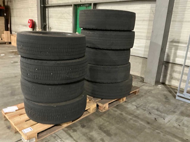 Diverse vrachtwagenbanden (9x) - afbeelding 1 van  4