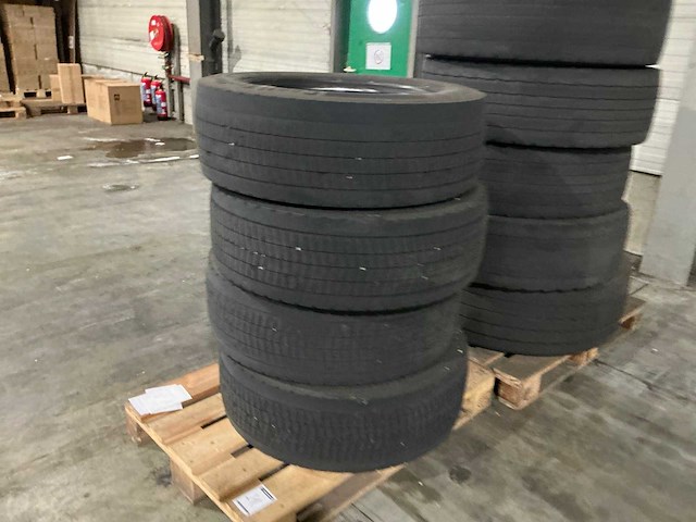 Diverse vrachtwagenbanden (9x) - afbeelding 2 van  4