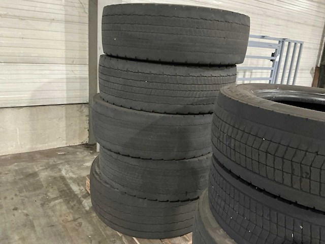 Diverse vrachtwagenbanden (9x) - afbeelding 4 van  4