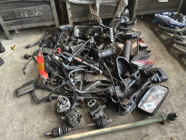 Diverse vrachtwagenonderdelen - afbeelding 1 van  7