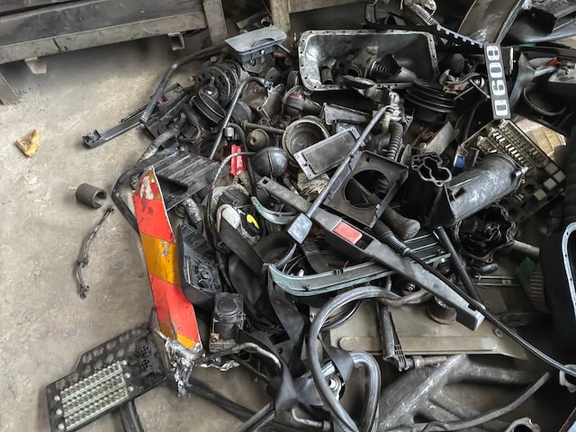 Diverse vrachtwagenonderdelen - afbeelding 5 van  7