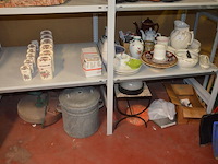 Diverse wandversieringen, diverse beeldjes, allerlei