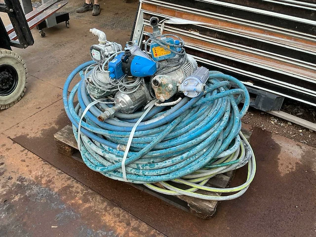 Diverse waterpompen met darmen - afbeelding 2 van  6