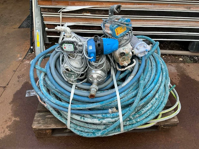 Diverse waterpompen met darmen - afbeelding 3 van  6