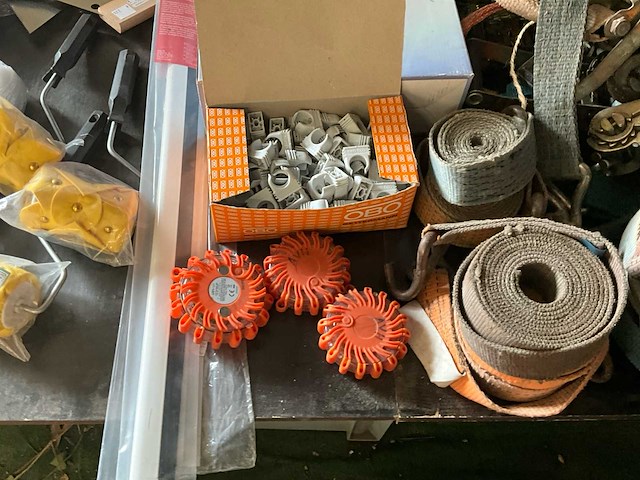 Diverse werkgereedschappen/matrialen - afbeelding 6 van  30