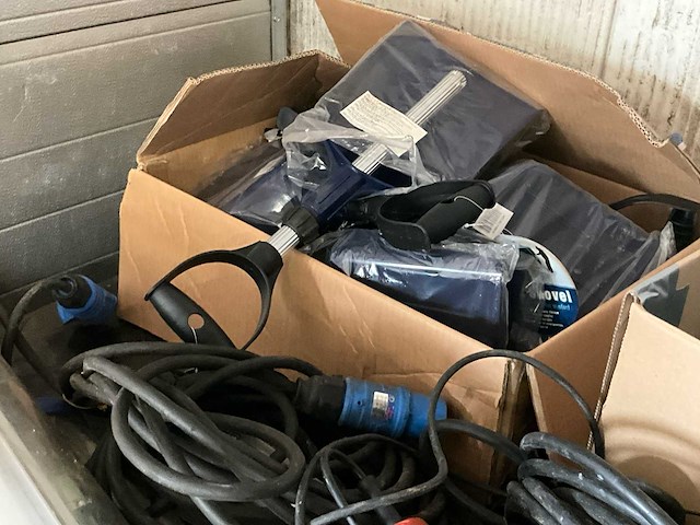 Diverse werkgereedschappen/matrialen - afbeelding 17 van  30