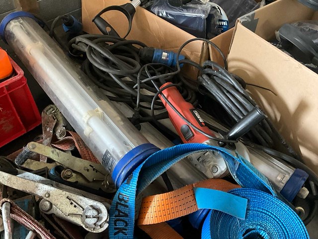 Diverse werkgereedschappen/matrialen - afbeelding 11 van  31