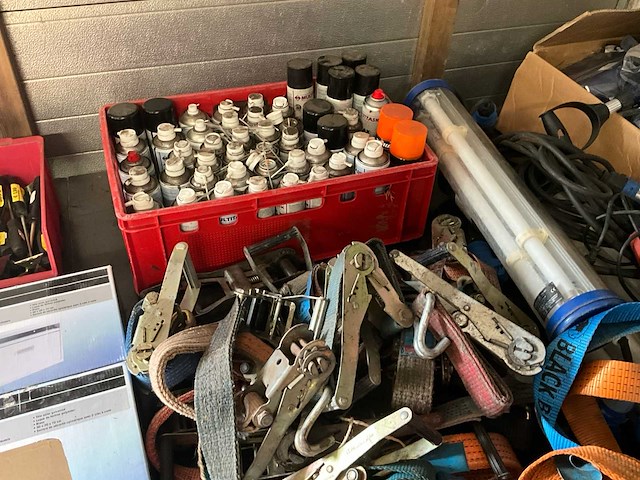 Diverse werkgereedschappen/matrialen - afbeelding 17 van  31
