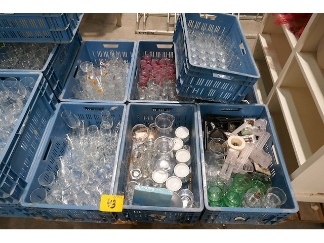 Diverse wijnglazen, limonade en schuimwijnglazen glazen - afbeelding 1 van  5