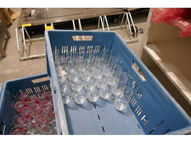 Diverse wijnglazen, limonade en schuimwijnglazen glazen - afbeelding 3 van  5