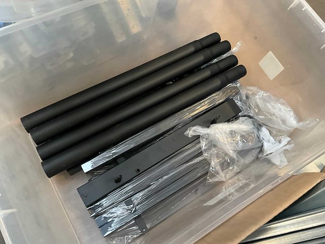 Diverse winkelstellingen en kledingrekken - afbeelding 2 van  2