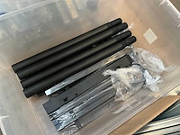 Diverse winkelstellingen en kledingrekken - afbeelding 2 van  2